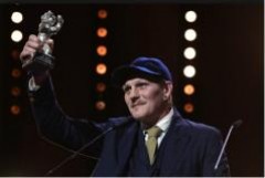 Berlinale 2017 – Wir, das Team der Ulrich Seidl Film, gratulieren von Herzen Georg Friedrich zu seinem Silbernen Bären, den er für seine Rolle in Thomas Arslans "Helle Nächte“ bei der Berlinale 2017 gewonnen hat. Georg Friedrich wird in den nächsten Wochen auch für uns wieder vor der Kamera stehen: für Ulrich Seidls neuen Film "Böse Spiele“, dessen Dreharbeiten Mitte März in Niederösterreich beginnen werden. Wir freuen uns.
Copyright Foto: apa/afp/tobias schwarz