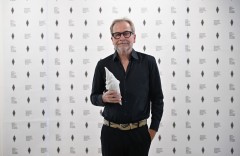 Ehrenpreis für Ulrich Seidl – Vergangene Woche wurde Regisseur und Produzent Ulrich Seidl im Rahmen der „Summer Film School 2025“ (Letnífilmováškola) in Uherské Hradištěin (Tschechien) mit dem Ehrenpreis für sein Lebenswerk von der Vereinigung tschechischer Filmclubs ausgezeichnet. Der Preis wurde im Rahmen einer feierlichen Zeremonie im Beisein von Festivaldirektorin Radana Korená, Programmdirektor Jan Jilek und Produzentin Kateřina Ondřejková übergeben. Begleitet wurde das Festival mit ausverkauften Screenings der Filme von Ulrich Seidl quer durch sein filmisches Schaffen von den Anfängen wie „Mit Verlust ist zu rechen“ bis zu „BÖSE SPIELE Rimini Sparta“, dem bislang letzen Seidl-Film, sowie einer Masterclass. Aktuell arbeitet Ulrich Seidl bereits an einem neuen Spielfilm.
