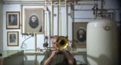 OstLicht Exhibition – For the first time, the Gallery OstLicht dedicates a show to Ulrich Seidl’s photographic works. The exhibition includes selected stills taken from the late Nineties until today: Models, 1998, Hundstage (Dog Days), 2001, Brüder, lasst uns lustig sein (Brothers, Let Us Be Merry), 2006, Import Export, 2007, the Paradies Trilogy Liebe, Glaube, Hoffnung (Paradise. Love, Faith, Hope), 2012 and Im Keller (In the Basement), 2014.
Opening: 2014-12-03, 19h
In the presence of Ulrich Seidl
Laudatio: Franz Schuh
Ulrich Seidl
Stills 1998-2014
04.12.2014-14.02.2015
OstLicht. Galerie für Fotografie
Absberggasse 27
1100 Wien OstLicht Exhibition – For the first time, the Gallery OstLicht dedicates a show to Ulrich Seidl’s photographic works. The exhibition includes selected stills taken from the late Nineties until today: Models, 1998, Hundstage (Dog Days), 2001, Brüder, lasst uns lustig sein (Brothers, Let Us Be Merry), 2006, Import Export, 2007, the Paradies Trilogy Liebe, Glaube, Hoffnung (Paradise. Love, Faith, Hope), 2012 and Im Keller (In the Basement), 2014.
Opening: 2014-12-03, 19h
In the presence of Ulrich Seidl
Laudatio: Franz Schuh
Ulrich Seidl
Stills 1998-2014
04.12.2014-14.02.2015
OstLicht. Galerie für Fotografie
Absberggasse 27
1100 Wien