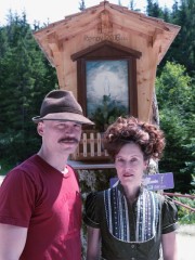 DIE KINDER DER TOTEN für den NESTROY SPEZIALPREIS nominiert – Jurybegründung:
"Das vom Regie-Paar Kelly Copper und Pavol Liska betriebene Nature Theater of Oklahoma aus New York ist nach der Laientheatergruppe aus Franz Kafkas Romanfragment „Amerika“ benannt – einem Theater, in dem jeder willkommen ist. In dem Projekt „Die Kinder der Toten“, das Copper und Liska für den Steirischen Herbst realisiert haben, wurde Kafkas Utopie Realität: Die beiden haben Elfriede Jelineks Roman an den Originalschauplätzen in der Obersteiermark verfilmt – und alle, die wollten, konnten mitmachen. Die 80 Laiendarstellerinnen und -darsteller wurden vor Ort gecastet, lokale Blasmusikkapellen und Feuerwehren waren im Einsatz. Der Film kommt erst 2019 ins Kino, das Projekt „Die Kinder der Toten“ aber ist schon jetzt exemplarisch für gelungene regionale Kulturarbeit: Für viele Mürztaler waren der Dreh und das umfangreiche Vermittlungsprogramm die erste Begegnung mit dem Werk einer Autorin, die ihre zweite Heimat, das Mürztal, schon lange nicht mehr besucht hat. Das Nature Theater of Oklahoma hat Elfriede Jelinek nach Hause gebracht."
(Wolfgang Kralicek)