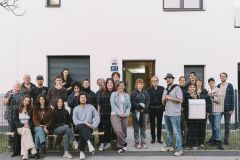 IT‘S A WRAP! – Vergangenen Freitag fiel die letzte Klappe für „Vorwärts, rückwärts, seitwärts, stopp“ - das Kinospielfilm-Debüt von Lisa Weber.
Wir gratulieren und bedanken uns herzlich bei der Regisseurin und Drehbuchautorin Lisa Weber, den großartigen Hauptdarsteller*innen Nadine Lacroix, Aleksandar Gudalović und Martina Lacroix sowie dem gesamten weiteren wunderbaren Cast!