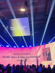 ÖSTERREICHISCHER FILMPREIS 2025 – Gestern Abend wurde in den neuen hq7 Studios in Wien der 15. Österreichische Filmpreis verliehen. Wir gratulieren den Preisträger:innen Anaïs Horn & Marcus Karkhof für ihren Gewinn in der Kategorie „Bestes Kostümbild“ für den Spielfilm VENI VIDI VICI. (Regie: Daniel Hoesl, Julia Niemann)
